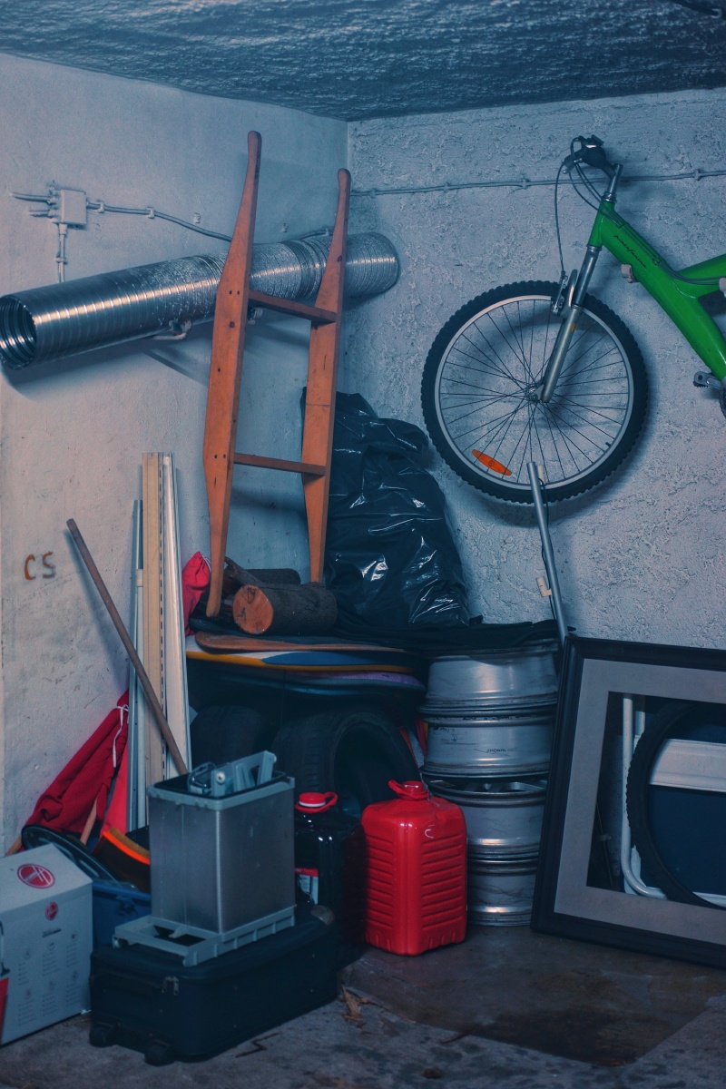 《杂物间》,葡萄牙的楼房除了地下车位都配一个杂物间,这是一栋80年代