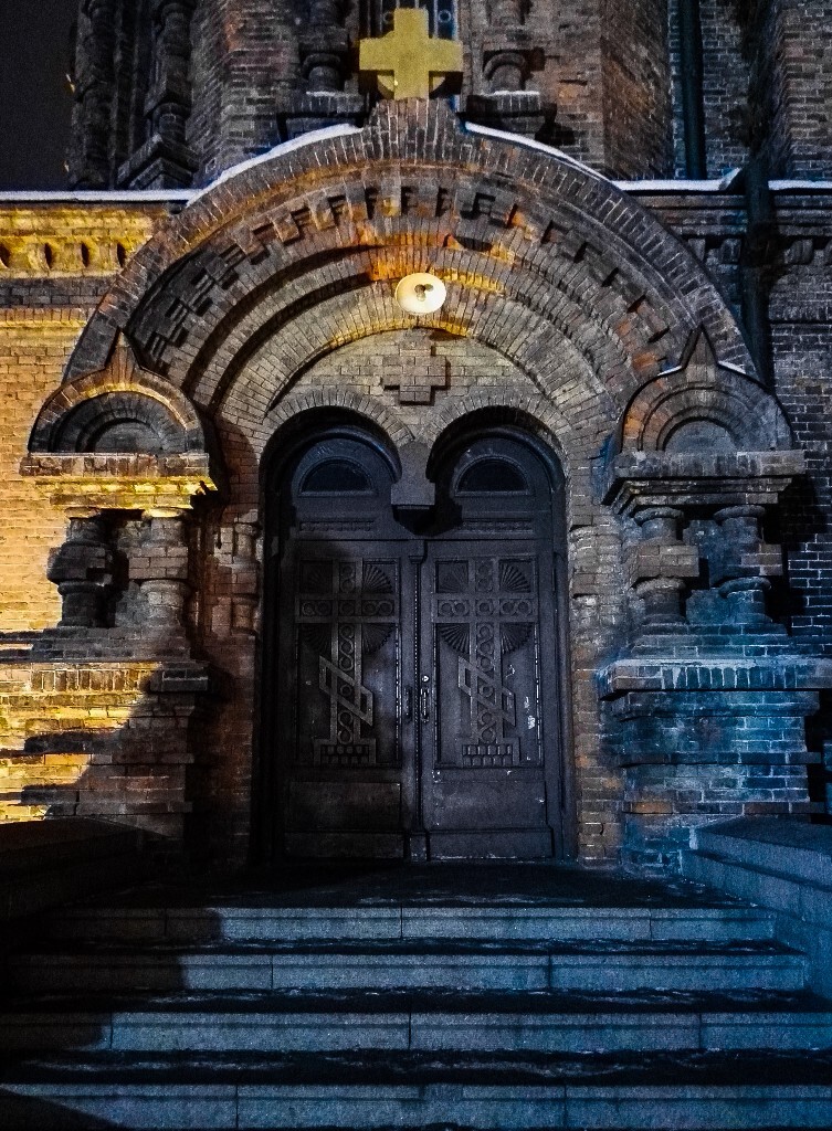 索菲亚教堂的一扇门，冷暖的对比象征着过去和未来。