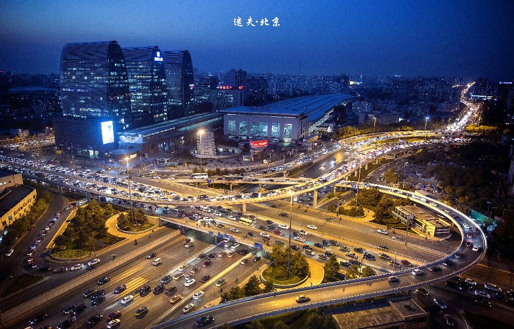 当我走在这里的每一条街道 我的心似乎从来都不能平静 我在这里欢笑 我在这里哭泣 我在这里活着 也在这里死去 我在这里祈祷 我在这里迷惘 我在这里寻找 在这里失去 北京 北京