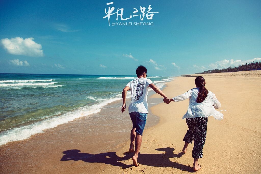 我听着海浪温柔的呼吸 我看着云朵飘来飘去