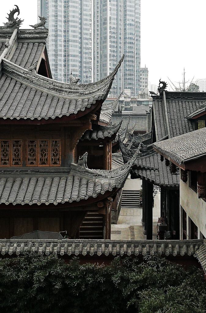 成都大慈寺<br />
成都有着多元的宗教文化,佛教、道教、基督教、伊斯兰教,在市区各地都有各自的庙宇。例如青羊宫的道教、天府广场的皇城清真寺,顺城大街旁的天主教堂,更有在市中心繁华地带安静矗立着的大慈寺这样的佛家庙宇。寺庙的飞檐与都市的水泥森林和谐存在,它们默默地立于落日余晖中,从某种意义上诠释着成都的包容。
