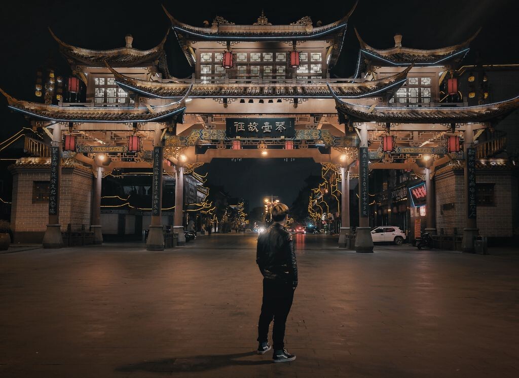 成都的晚风,如天籁轻弹。吟唱至今的《凤求凰》,让卓文君和司马相如的爱情故事流传了千年。如今的琴台路虽然没有“文君当垆,相如涤器”的甜蜜场景,但这一条仿古汉唐风的建筑群,仍有着一千年的诗韵、一千年的妩媚,一千年的端庄。