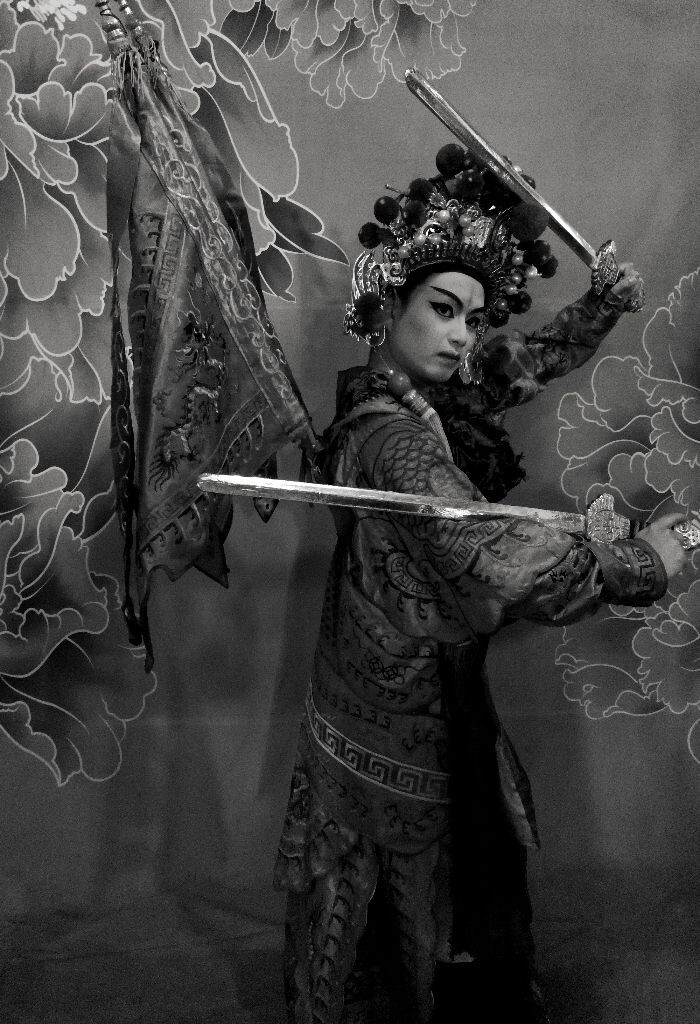 走进 一场川剧的后台化妆间,一位刀马旦川剧演员正在整理服饰准备上场。川剧界有“半台锣鼓半台戏”、“三分唱七分打”的行话。他唱刀马旦,她唱花旦;同样是旦角,他的一招一式让台下的观众喝彩,她的高腔音调连路人都驻足聆听。就在此刻,戏台上的锣鼓已经开打,好戏即将开场。
