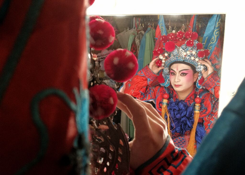 准备上场的川剧刀马旦演员