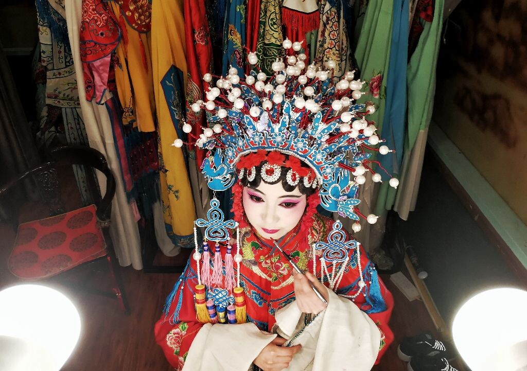 正在化妆的川剧花旦演员