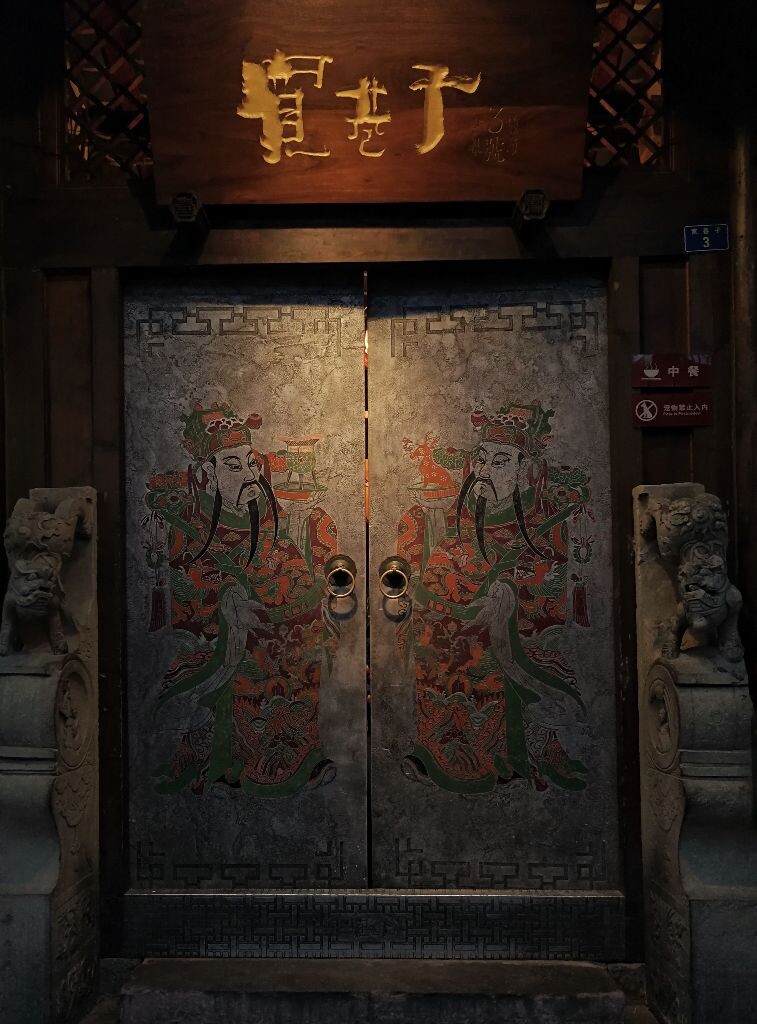 美国《时代周刊》曾经对成都的评论是“最中国”,而“最成都”的当是成都中的成都。宽巷子、窄巷子是两条平行的老街,两条巷子都浓缩了老成都的民居风貌,小院子、芙蓉花、盖碗茶……宽巷子抵(di)拢(long)倒(dao)拐(guai)就是窄巷子(四川方言,走到尽头再转弯的意思),闲在宽巷子、品在窄巷子,爱上宽窄巷子的理由真的有很多:院落房子、咖啡美酒、小吃、川菜……还有那几个时辰的简单时光。