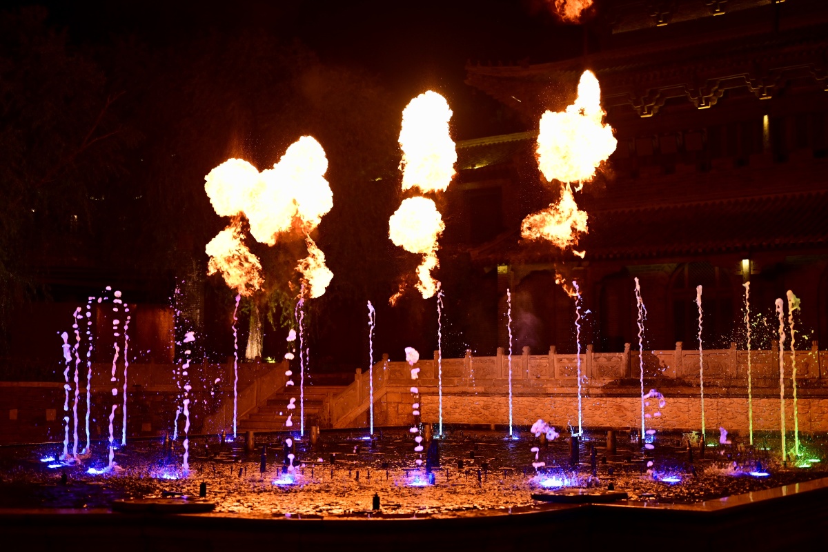 古北水镇喷泉灯光秀水火交融