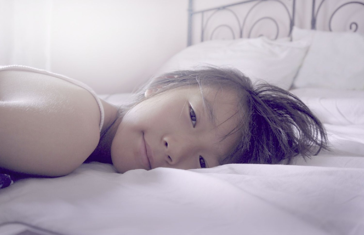 第一次拍人像,女儿刚睡醒,随便拍了一张,后期调了下.