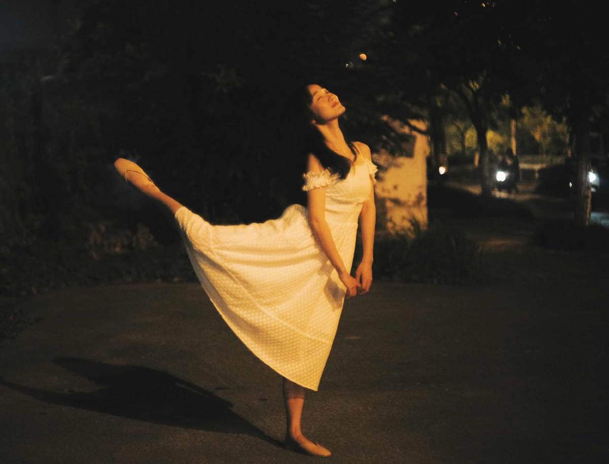 树影斑驳人影绰绰灯影婆娑月影袅袅