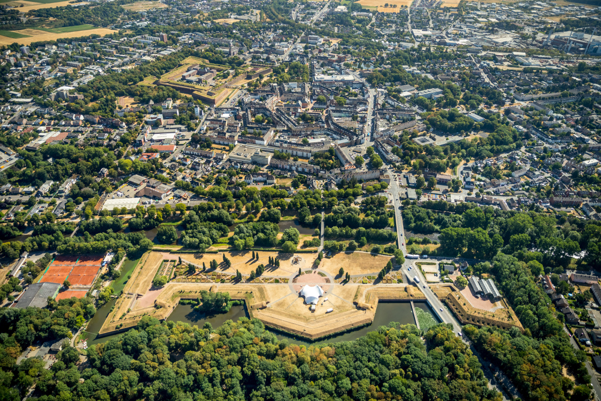 流动摊贩在上海虹莘路钟点菜场安家
