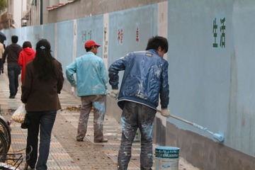 《生活，让城市更美好》2010年4月18日 摄于上海莘建路。有口号说，城市，让生活更美好；可很多时候，生活，让城市更美好。