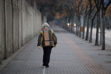 《无法理解》2013年12月22日摄于上海南辅路。在她的内心里，有个自己的世界，别人无权打扰！