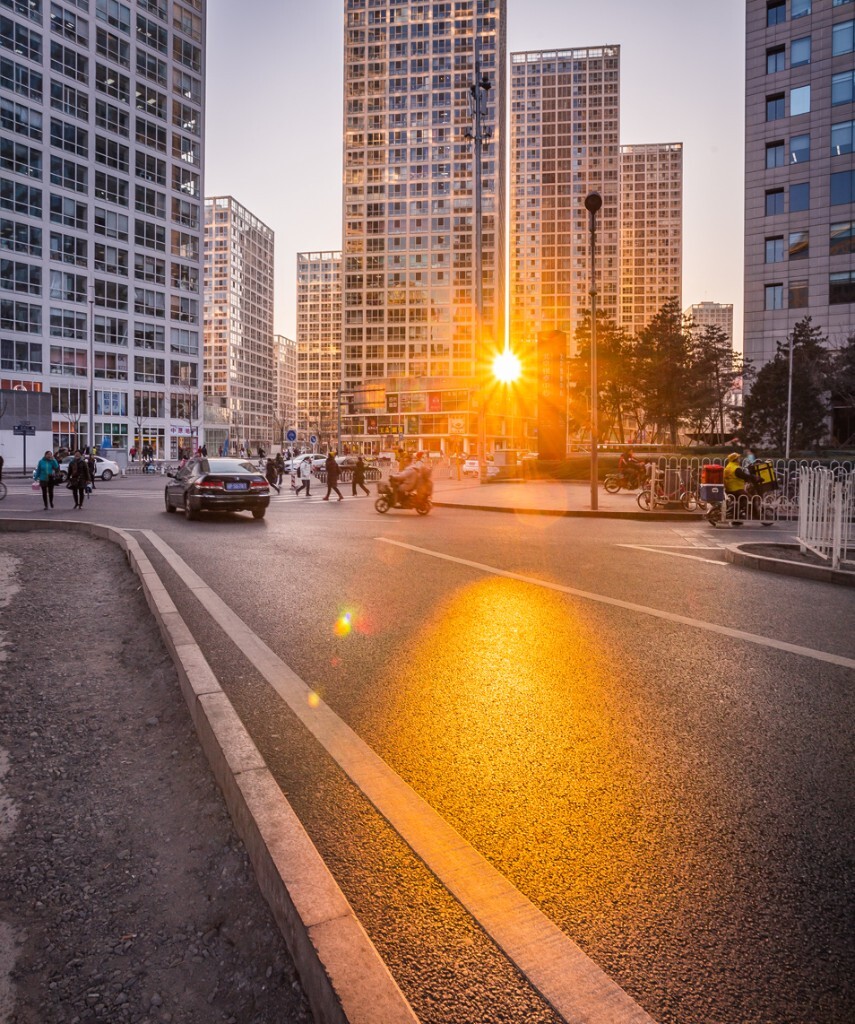 行色匆匆的街头，有光穿过冰冷的灵魂