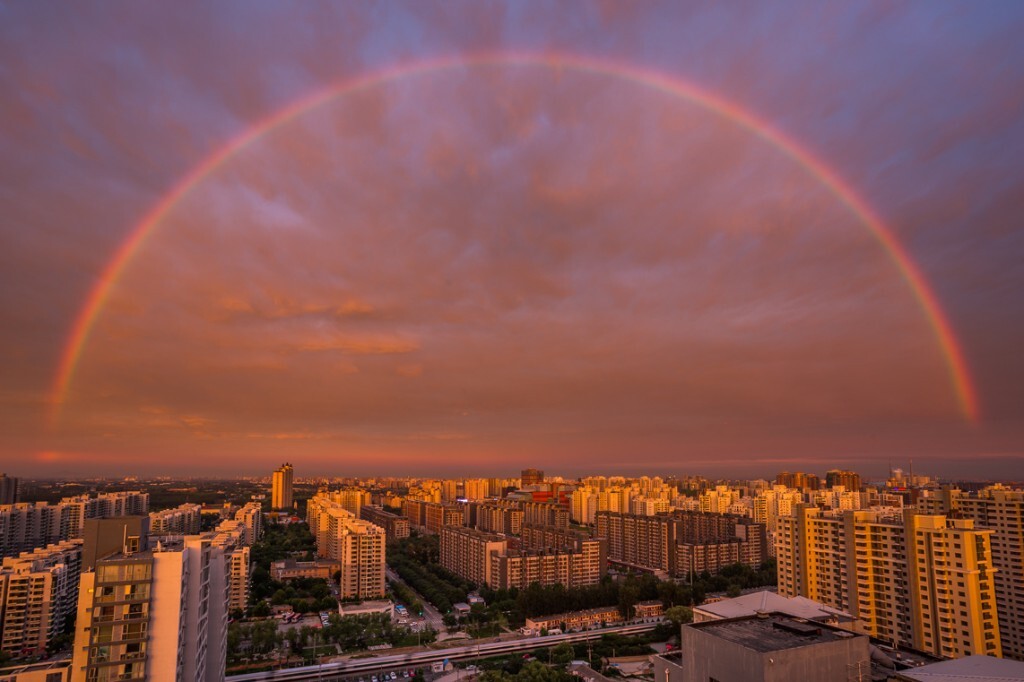 《天虹》<br />
北京今年出了不下五次彩虹，幸运的是每次我都捕捉到了，不幸的是每次都不在最佳机位上。这是自家楼顶拍的，这是我见过的最美彩虹，彩虹加晚霞实属罕见。