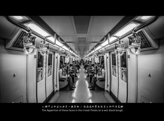 人群中这些面孔幽灵一般显现/湿漉漉的黑色枝条上的许多花瓣