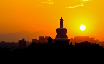 夕照白塔