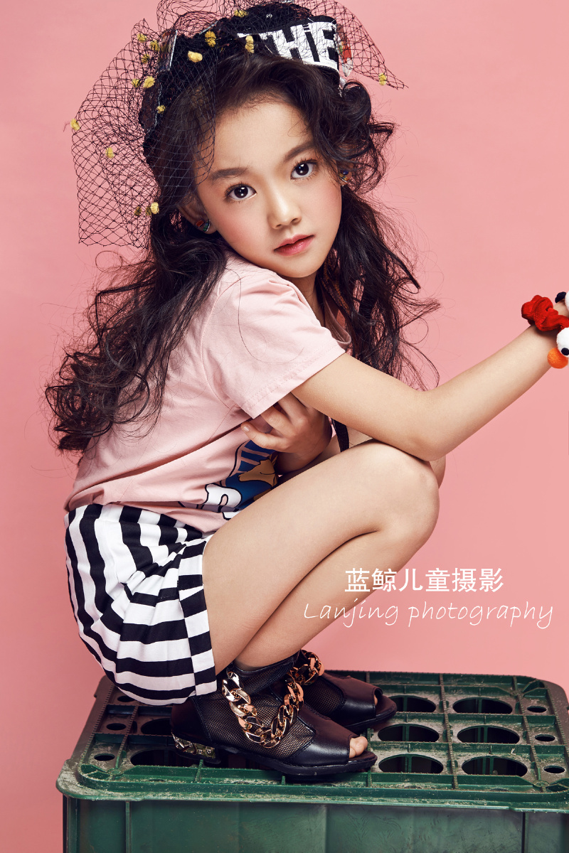 蓝鲸儿童摄影封面女生主题展