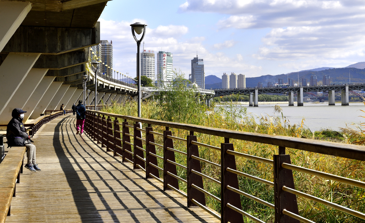 吉林松江中路江边栈道