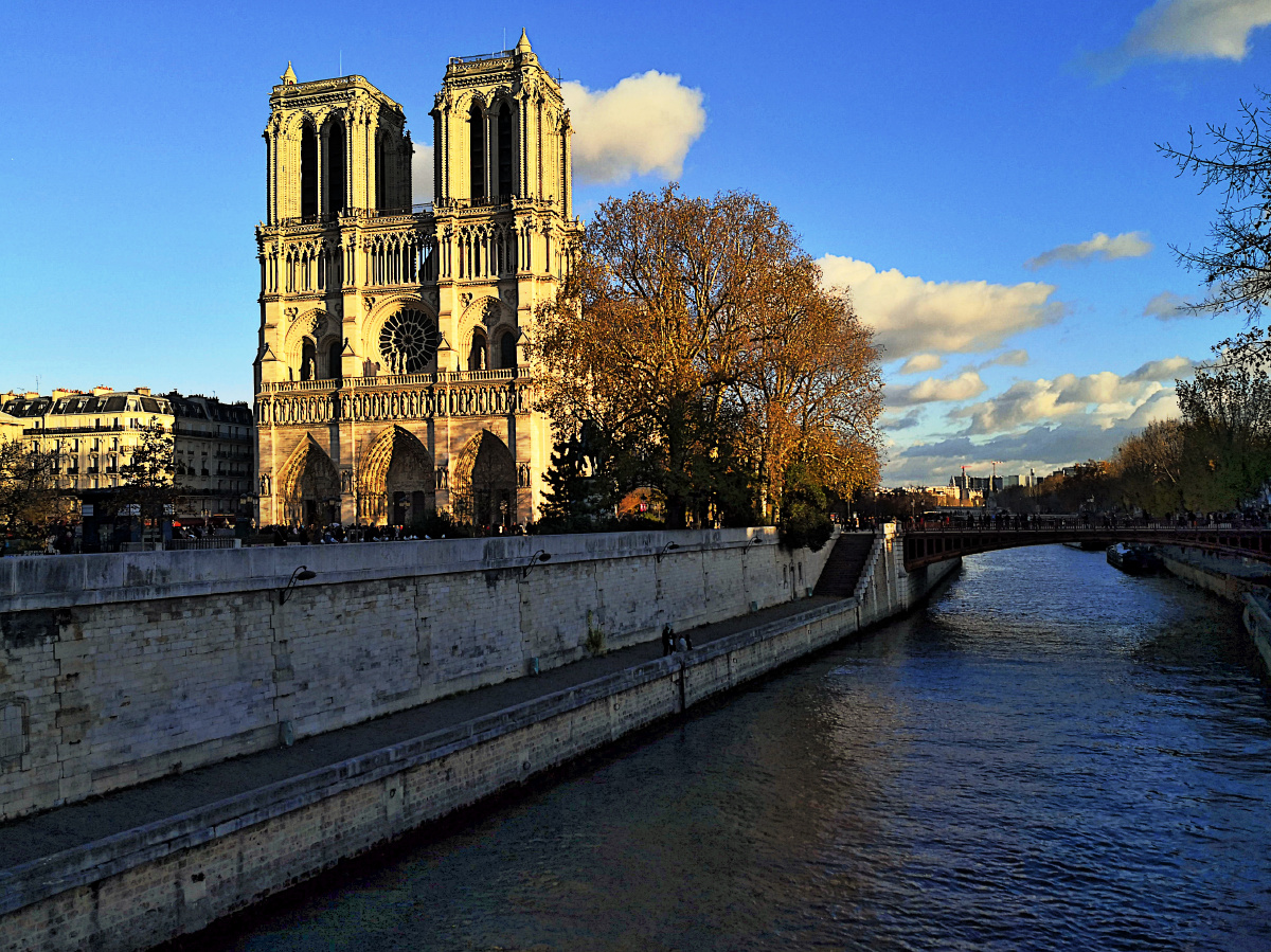 塞纳河畔巴黎圣母院
