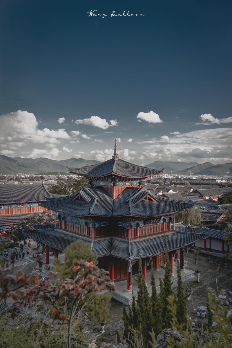 旧片新修,摄于丽江古城,拍摄时由于光比太大,后期阴影尽量拉回,中和建