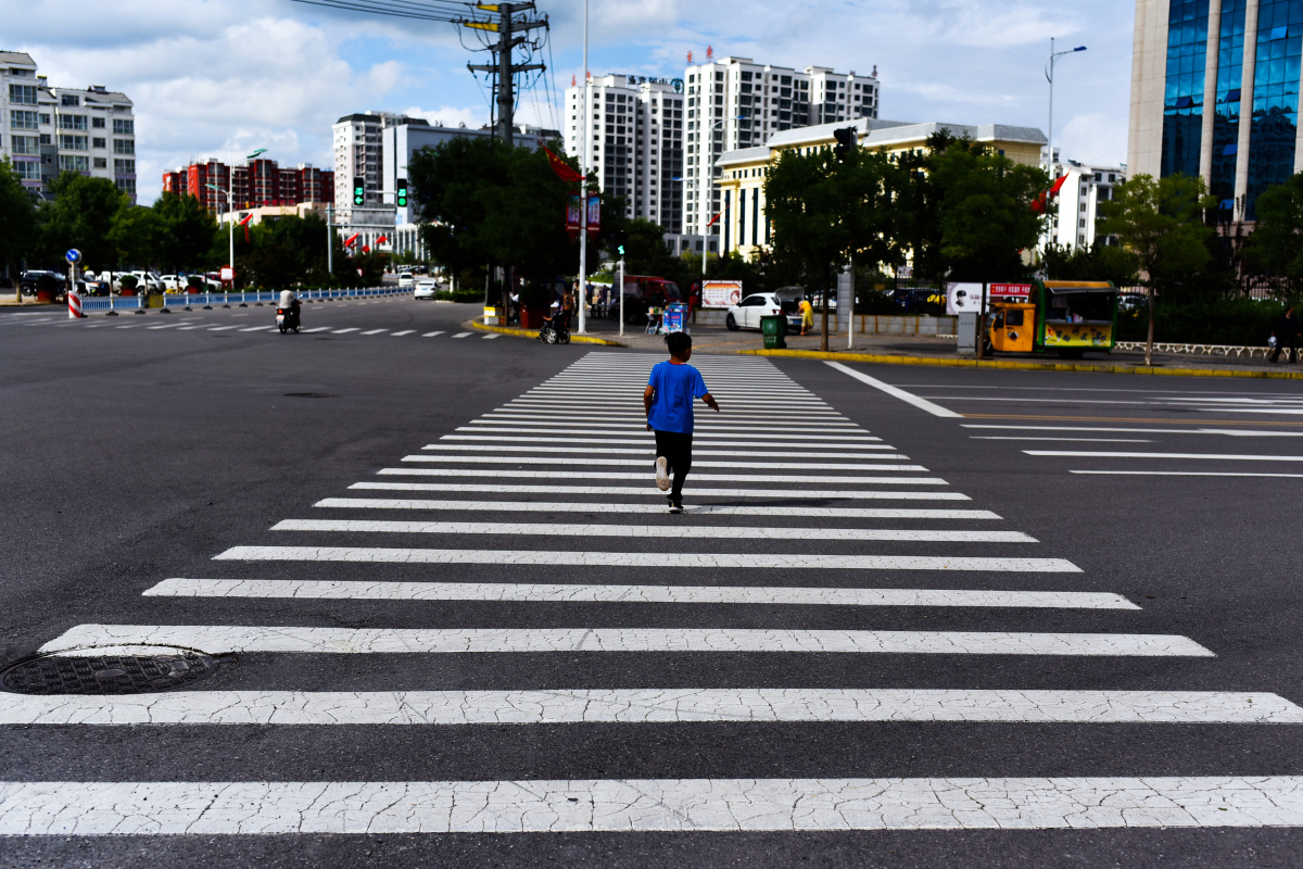 斑马线上的小男孩