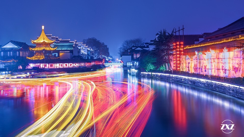 南京秦淮河。在桥上拍照的时候被各路吃瓜群众围观,各种搞笑问答层出不穷。
