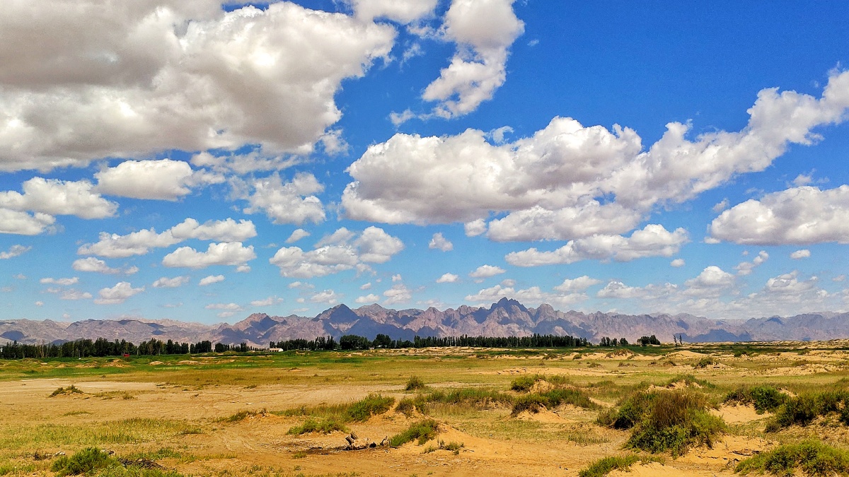 远眺阴山内蒙巴彦淖尔磴口县