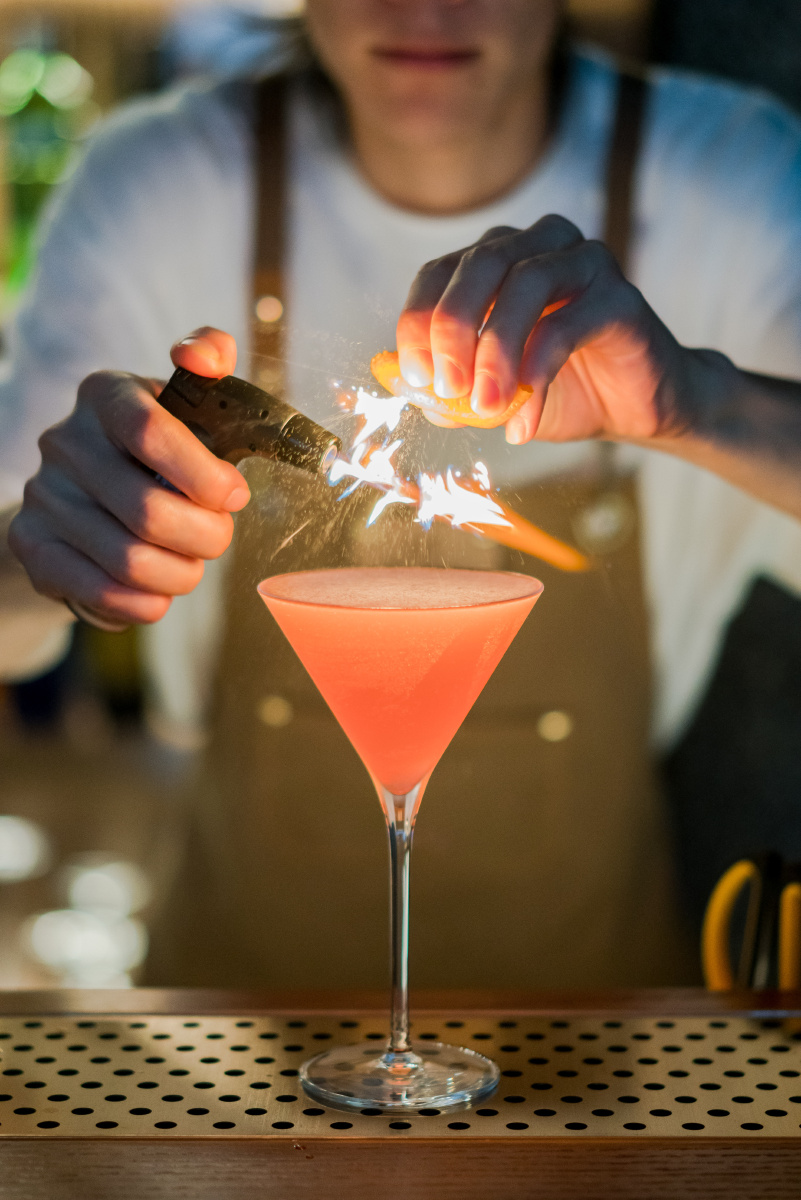 调制鸡尾酒的瞬间