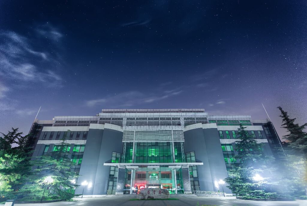 2014年8月份，有几天天气特别好。正好我这个假期一直在学校，就跑到图书馆前面尝试拍星空了。城市里的光污染还是比较重，后期已经很使劲儿了，尽力了。同时也拿Nubia Z5S在旁边儿试着拍星轨，感觉不太理想，以后有机会去郊区试试。