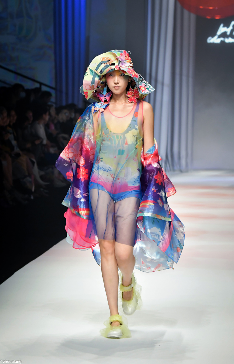 上海时装周其中的一个时尚走秀模特个个气质佳