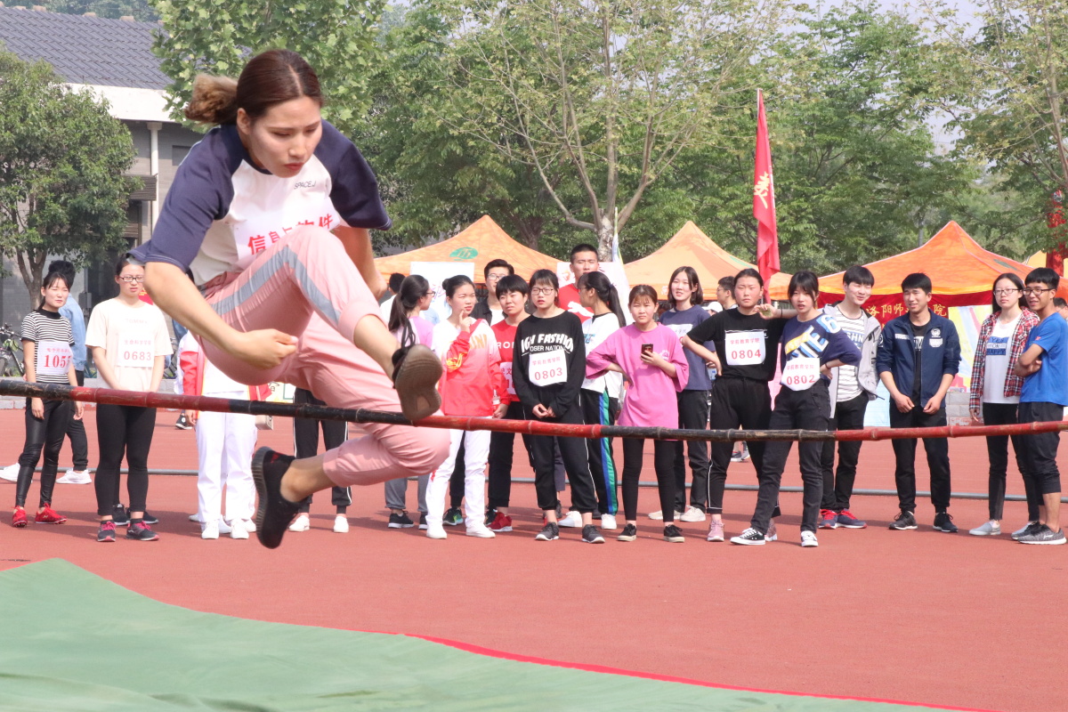 学校的运动会上,一位运动员正准备跳过栏杆