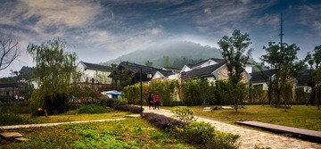 任康+不老村小桥、流水、人家，青苔、水车、鲜花、栈道，位于南京老山脚下的不老村，又是一处“世外桃源”。喝一杯清茶，听一个古老的传奇故事，爬一爬身后的老山，去水库边钓鱼，在林间小道散步……亦或者，什么也不干，只是在这个不老之村，放空自己，尽情发呆。