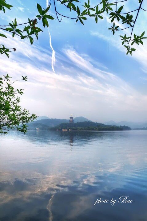 西子雷锋<br />
初窥西子湖畔，薄雾，淡雅