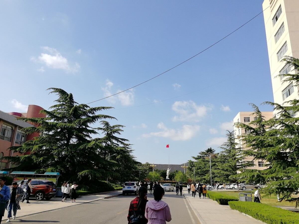下课铃响起，那匆匆的背影成了一道靓丽的风景。