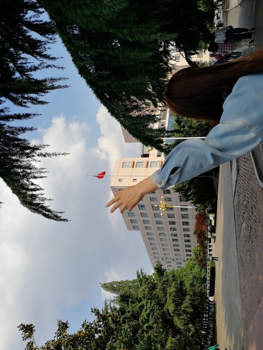 蔚蓝的天空下，