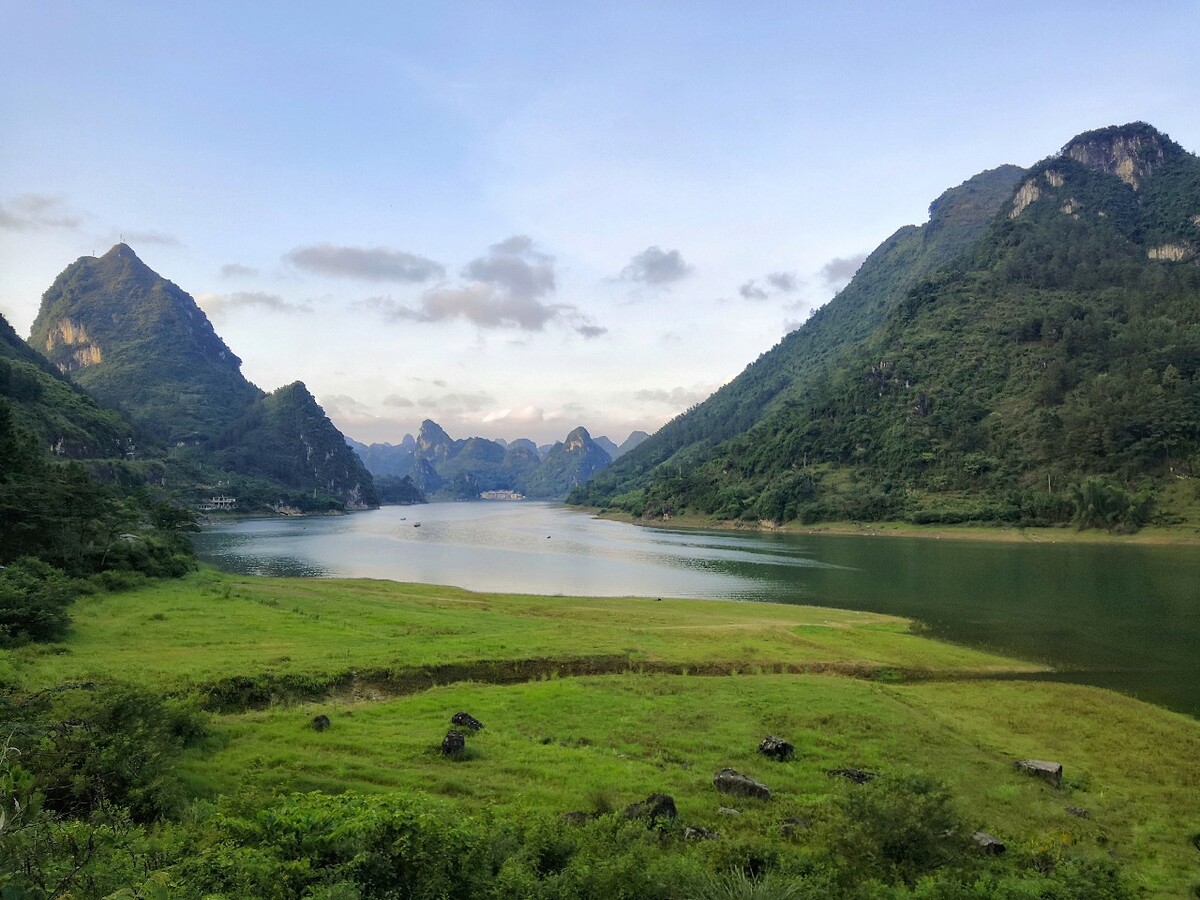 连绵不绝山绵延，或巍峨峥嵘，或婀娜俊秀。摄于上林县大龙湖景区。