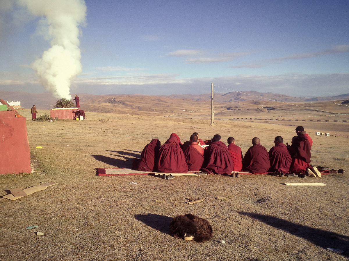 早晨亚青寺一些喇嘛会来到山顶,烧一些松枝桑叶,这就是传说中的煨桑