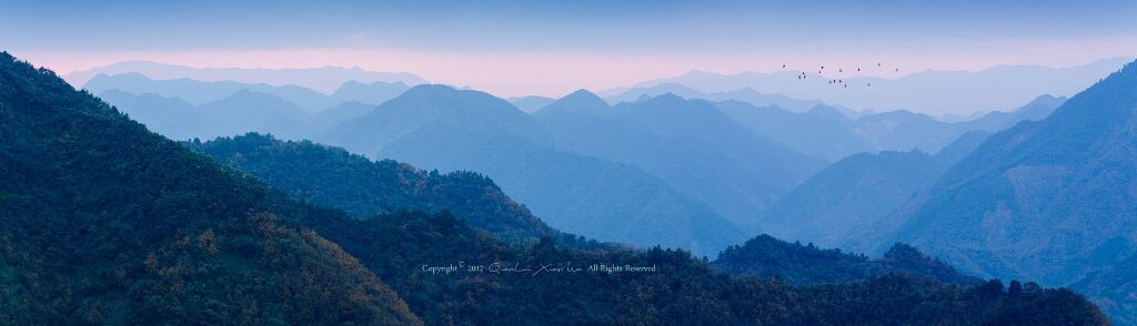 群山逶迤天微茫