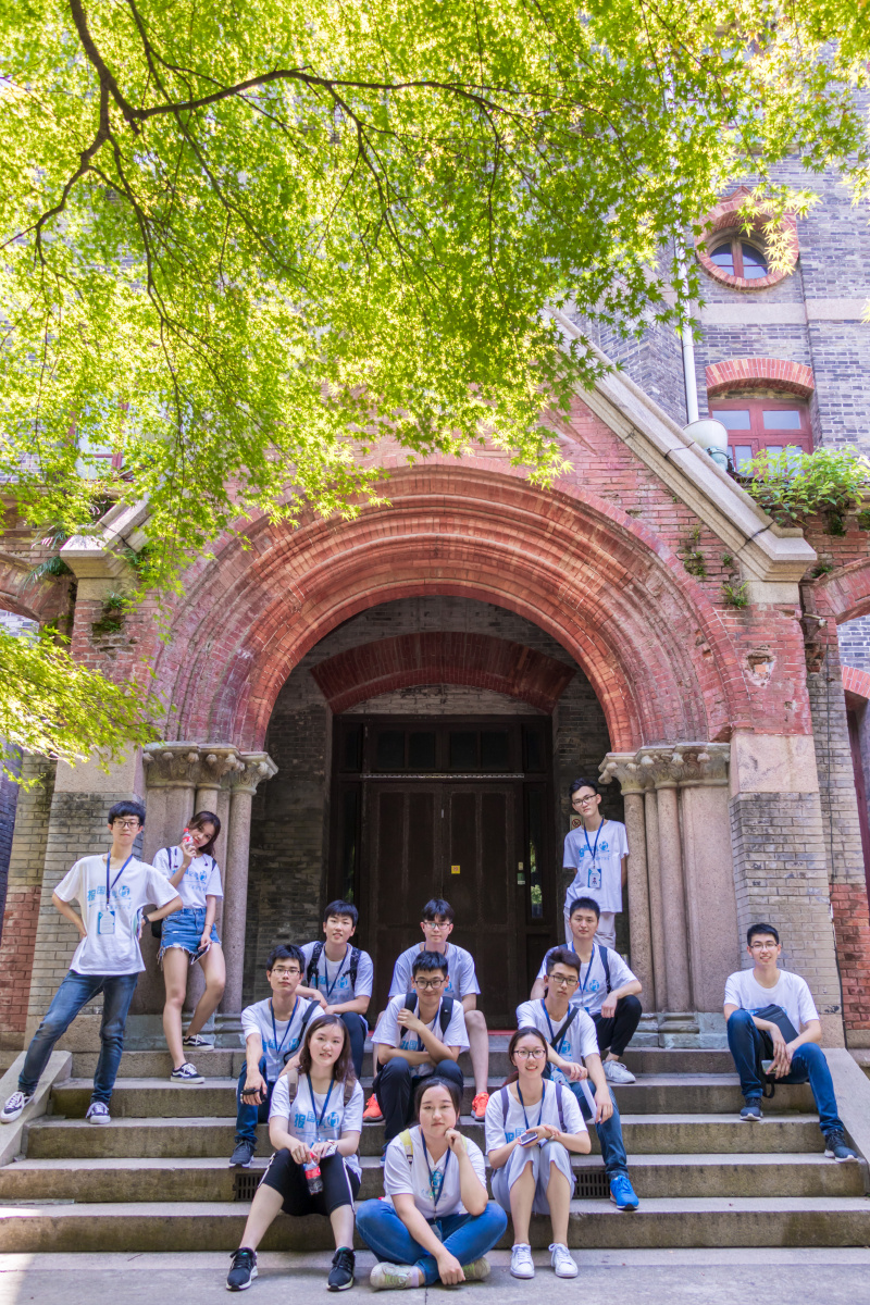 大家伙在苏州大学校园里的合影. 我在镜头后面所以并没有我xd