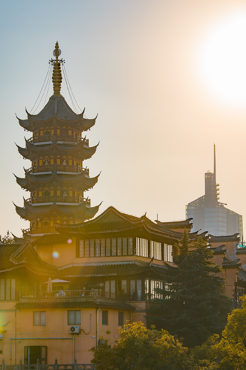 南京鸡鸣寺和城市九华山公园玄奘塔