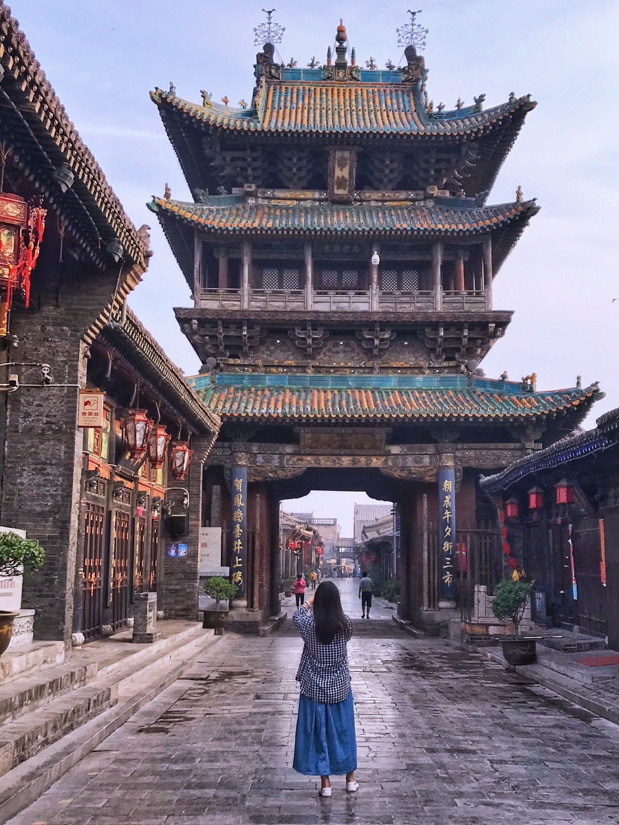 清晨的平遥南大街市楼