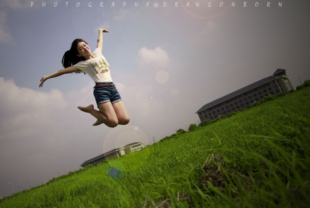 说神马，求轻喷好了，这张不是专门为了拍妹子而拍的，只是选的时候觉得还可以吧...前面的杂草 各位看官就海涵了