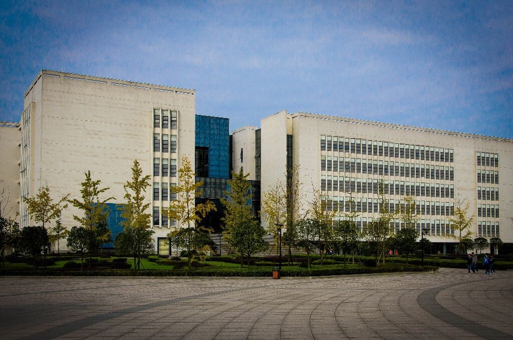 对于拍建筑，还是没有什么灵感，一张学校图书馆