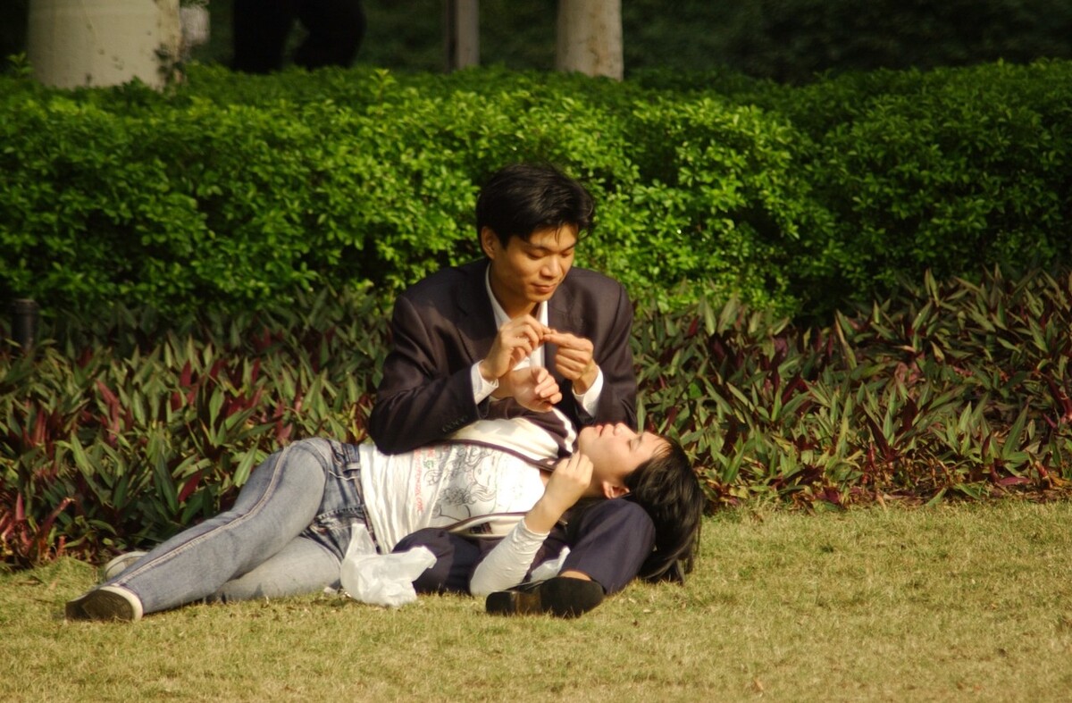 2007年1月2日,广州麓湖公园,情侣们在晒太阳。