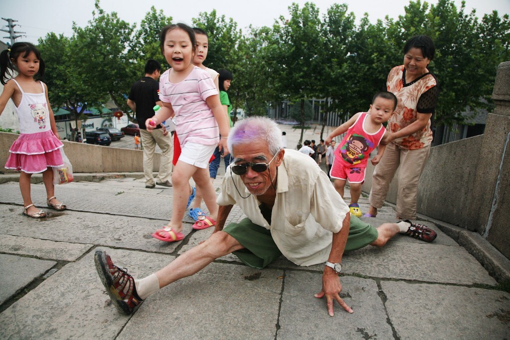 2010年8月18日,无锡清名桥,一位老人在桥顶上锻炼身体。