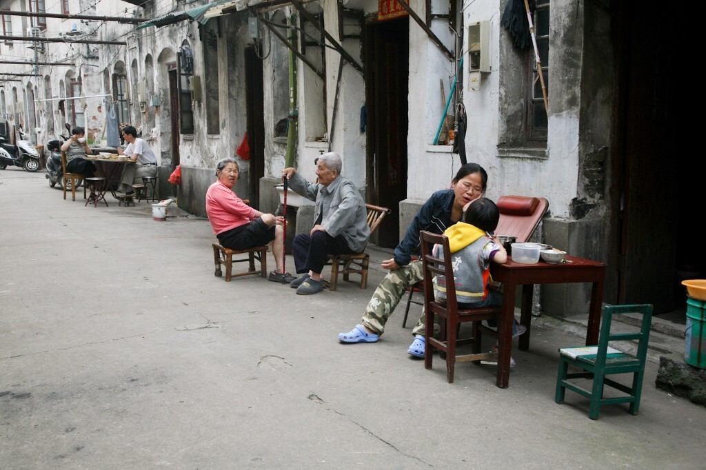 2010年5月20日,无锡百年丽新工房,傍晚,老中青少,四代人,在自家门口吃饭、聊天、教子。