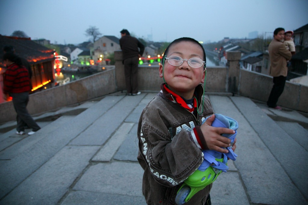 2009年4月6日,无锡,一位准备去广场玩轮滑的小朋友得意地经过清名桥