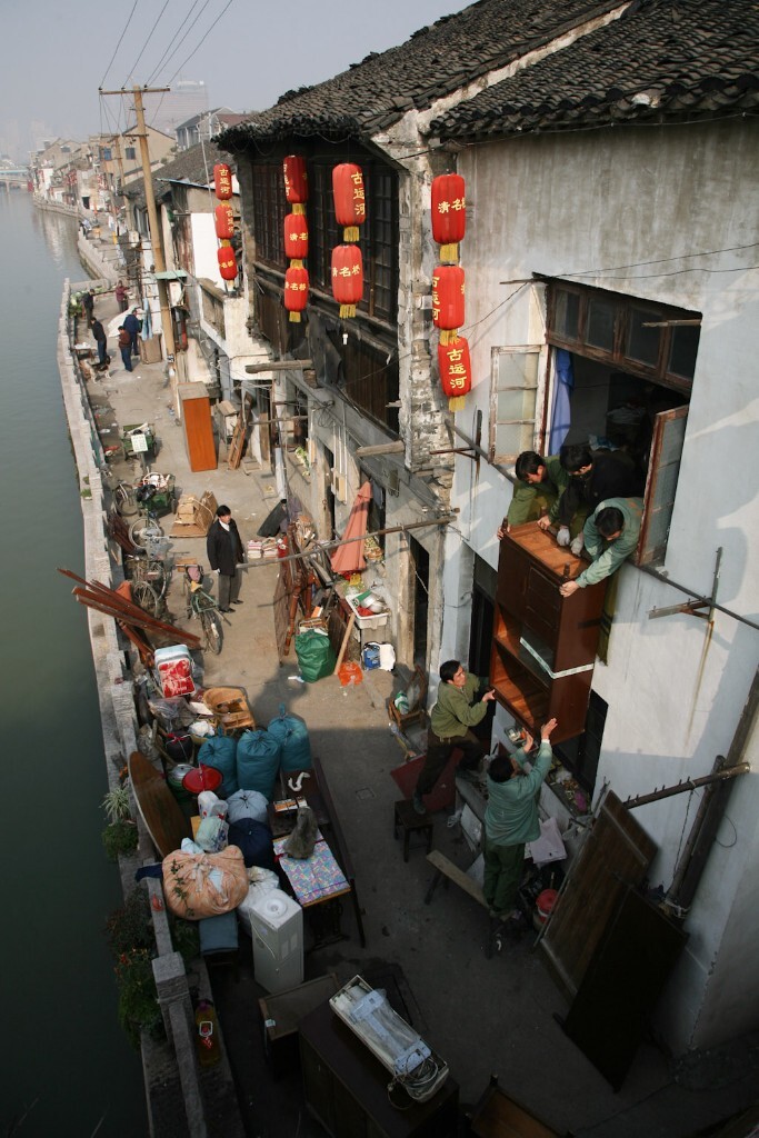 2009年11月22日,星期天。天气晴好,无锡清名桥沿河14号居民曹听生一家,为了配合清名桥古运河历史街区的改造,他们一家开始率先搬出部分家具。一月后,曹家四代人聚在老屋吃过团圆饭后告别了祖祖辈辈已居住了上百年的祖屋。