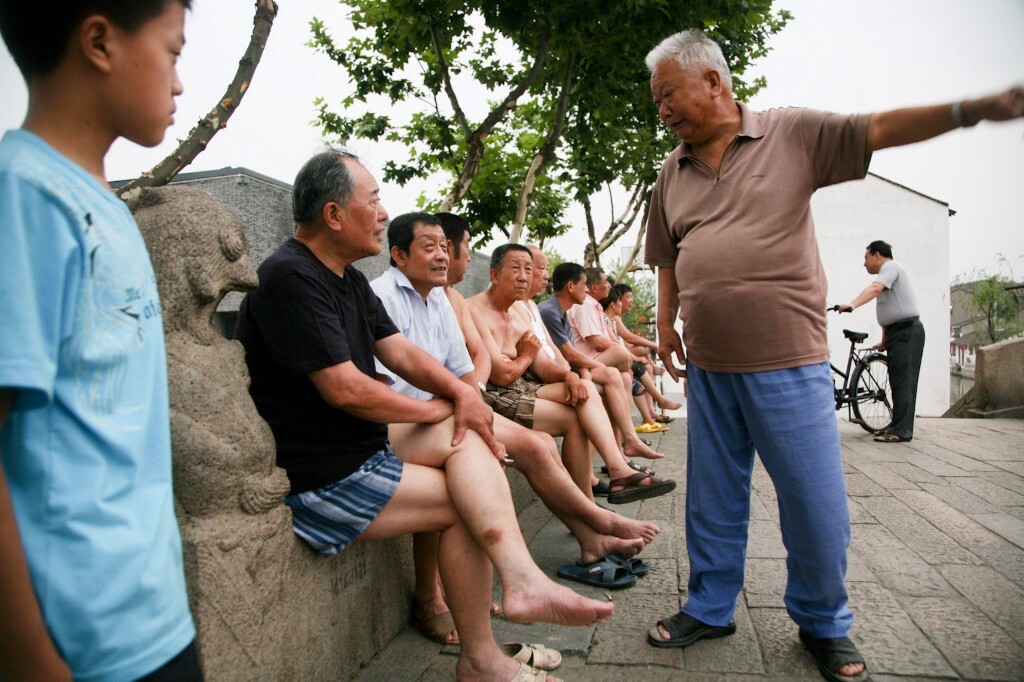 2009年7月6日,无锡清名桥,老人们在桥上纳凉聊天,聊家事国事天下事,聊到动情时激动不已,站在旁听的孩子也听得入神。