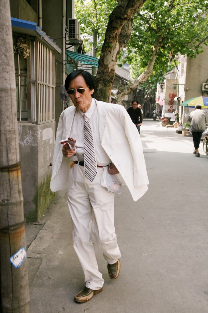 2010年5月25日,无锡绿塔路,一位吃雪糕的男子。